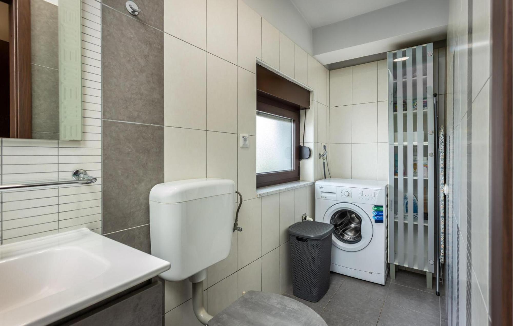 Cozy Apartment In Novi Vinodolski With Kitchen Ngoại thất bức ảnh